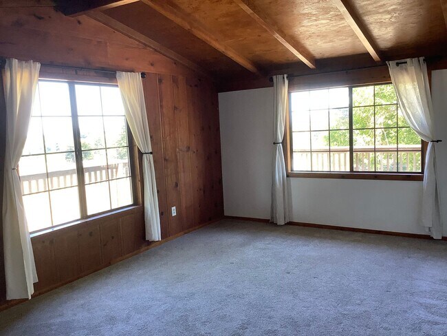 Building Photo - Sebastopol country property