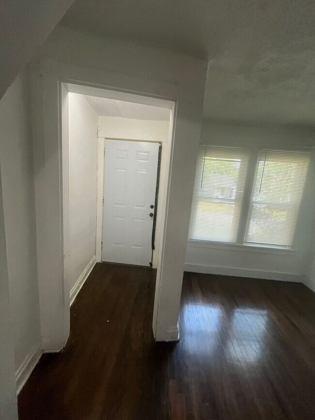 Building Photo - Spacious & Smart Layout! 3-bedroom, 1-bath...