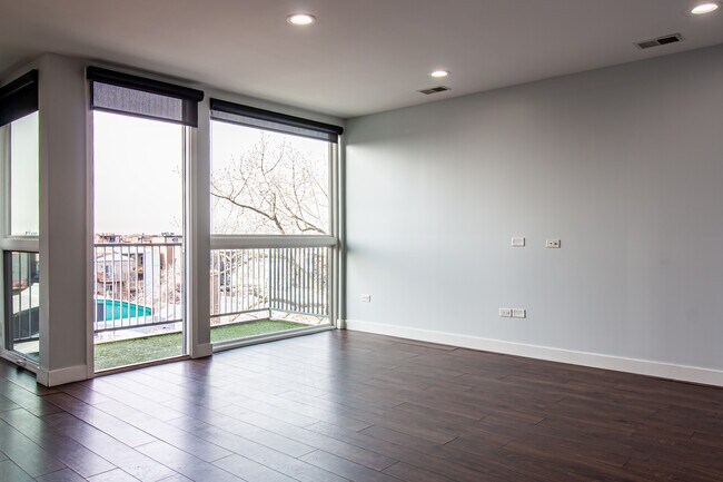 Building Photo - 3307 N Sheffield Ave