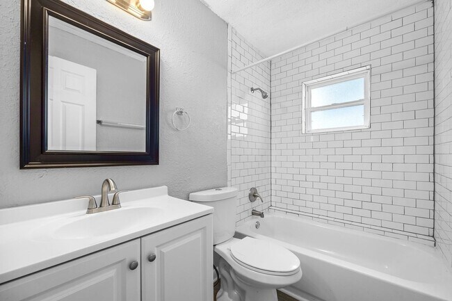 Building Photo - Beautifully renovated 4bdrm/2bath home wit...