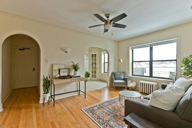 Primary Photo - 1824 N Lincoln Park W