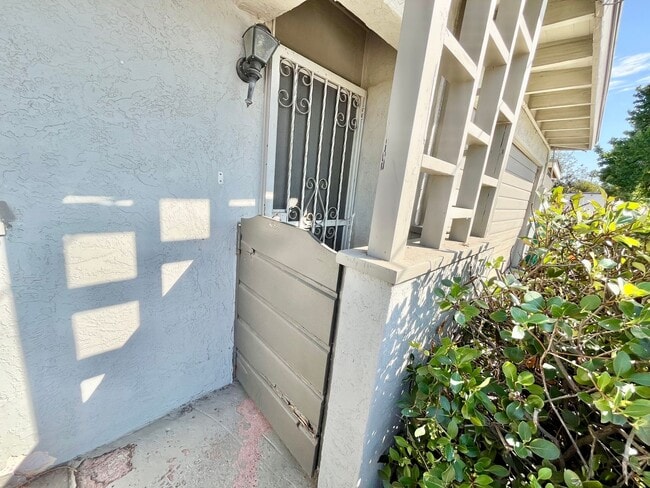 Building Photo - Upstairs Spacious ADU Studio with Loft and...