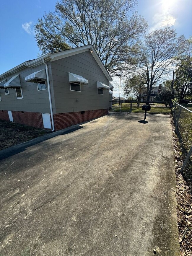 Building Photo - Cozy 2-Bedroom, 1-Bathroom Home w/ a Bonus...