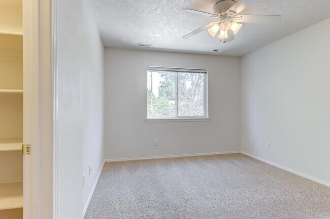 Building Photo - Spacious 3 Bed, 2.5 Bath Home with Garage ...