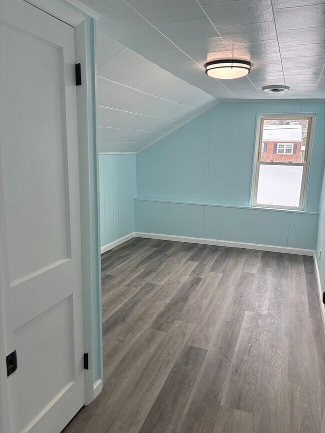 Building Photo - Dallastown SD, Cozy 2 Bedroom/1 Bath 2nd Floor Apartment