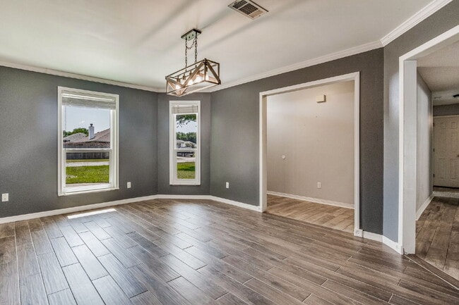 Building Photo - Welcome to your dream home! This stunning 4-bedroom, 3-bathroom residence is perfectly situated n...