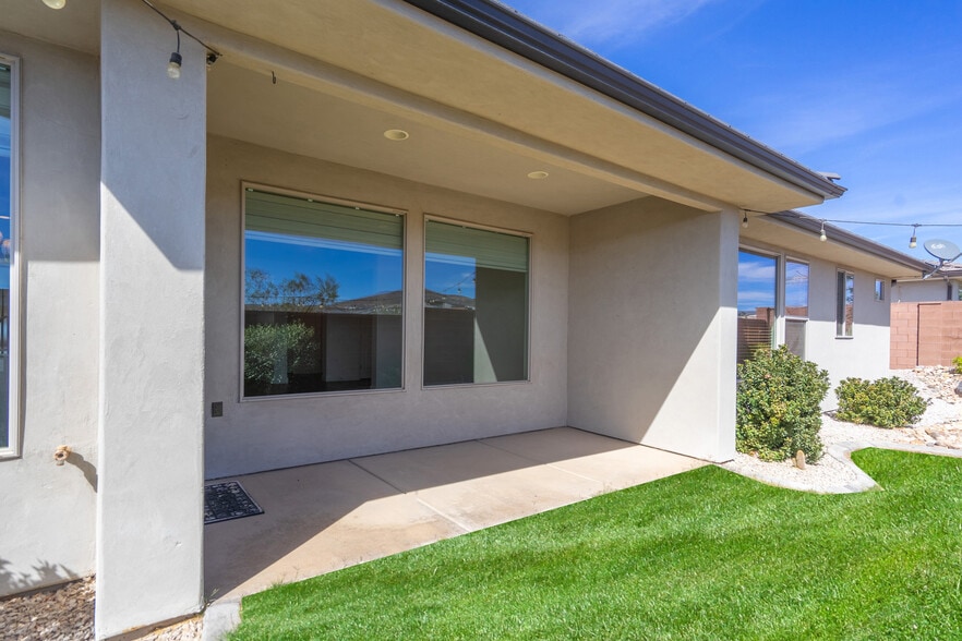 Building Photo - 3158 E Fuchsia Dr