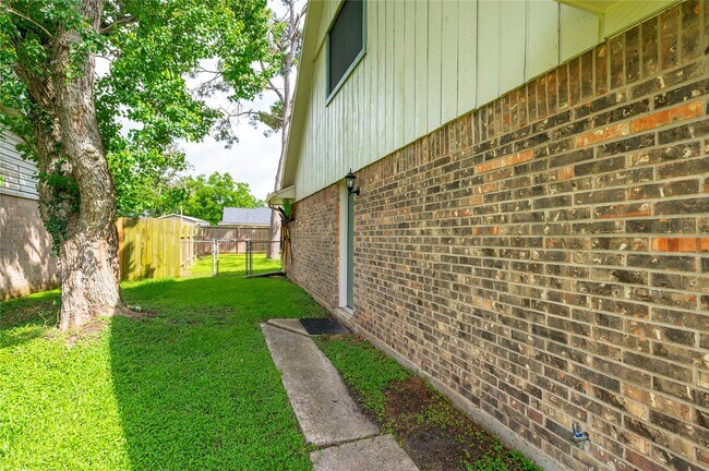 Building Photo - 5110 Tashkent Dr