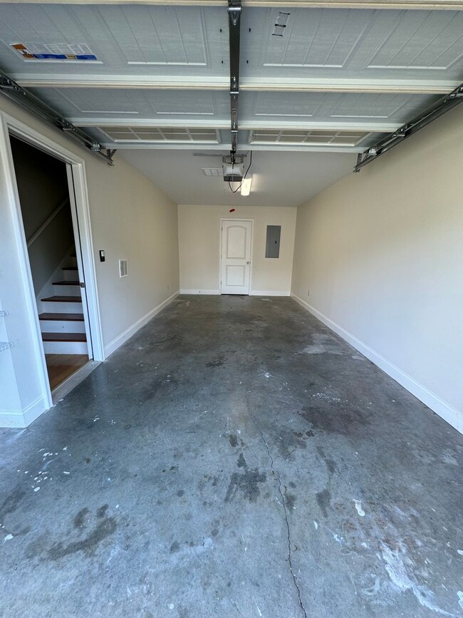 Building Photo - Clean 4/3.5 Townhouse in Armuchee- $1,795