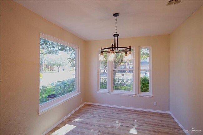 Building Photo - 27 Fern Ave W