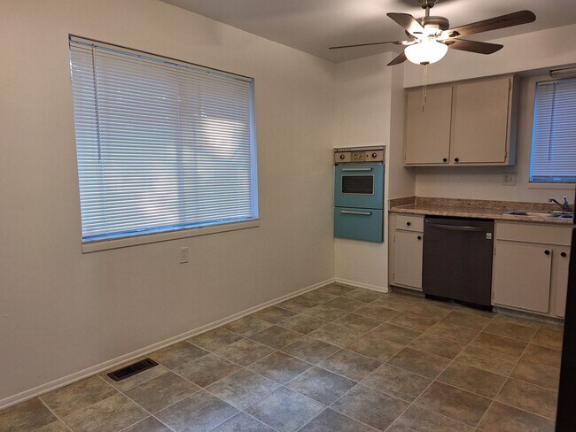 Building Photo - 3 bedroom home in Southfield with sprawlin...