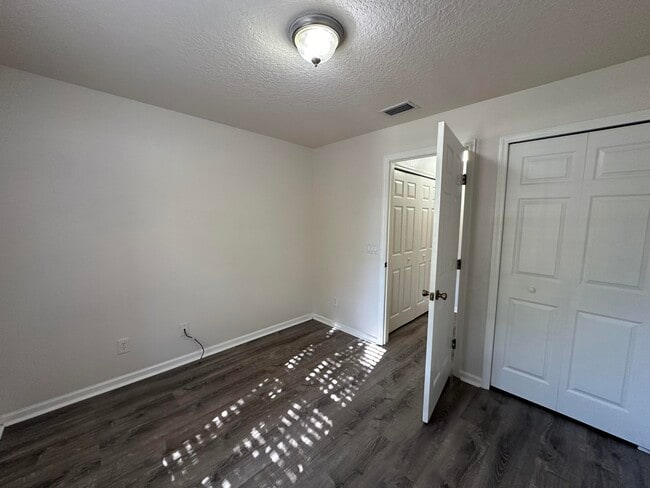 Building Photo - 910 Luminary Cir