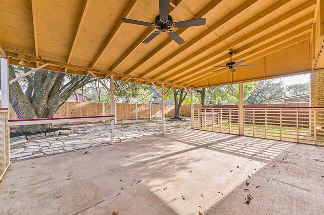 Building Photo - 222 Old Oaks St