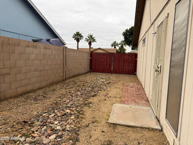 Building Photo - 7126 W Sunnyside Dr