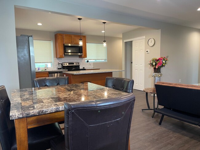 Building Photo - 1550 Frebis Ave