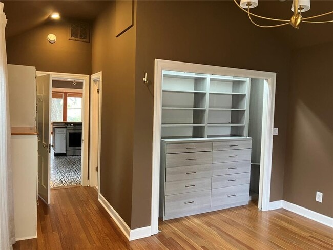 Building Photo - 1916 W 39th St