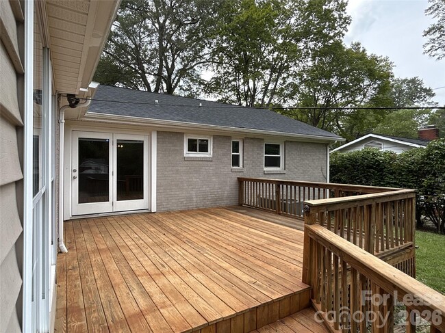 Building Photo - 1939 Sandhurst Dr