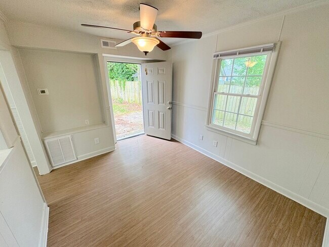 Building Photo - COME MEET YOUR NEW HOME! 2 BEDROOM APARTMENT IN PORTSMOUTH FOR RENT