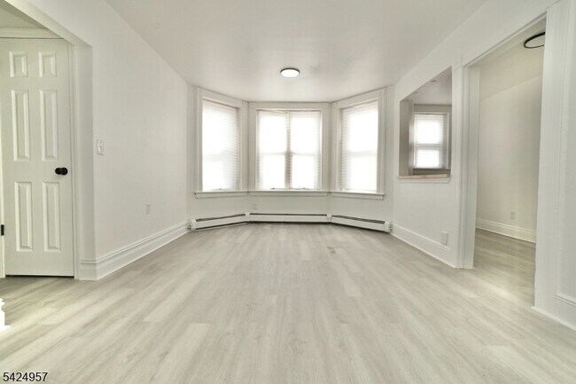 Building Photo - 11 Howard Pl