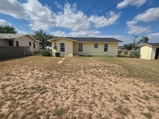 Primary Photo - 1004 Howell St