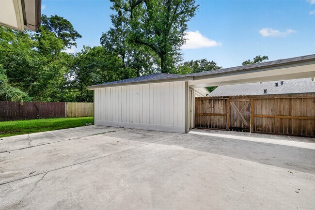 Building Photo - 1834 Shadow Rock Dr
