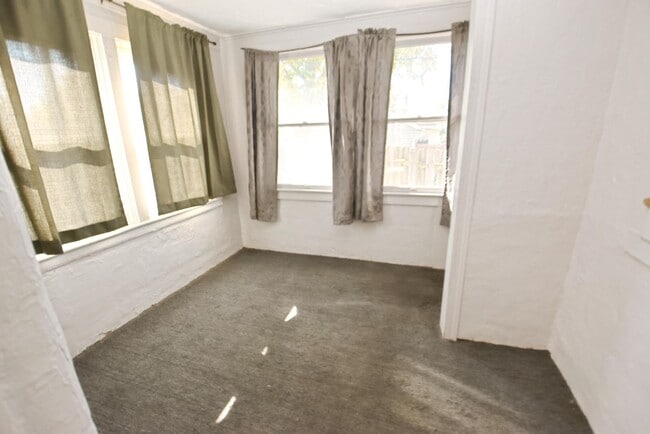 Building Photo - Mishawaka IN 2 Bedroom Home