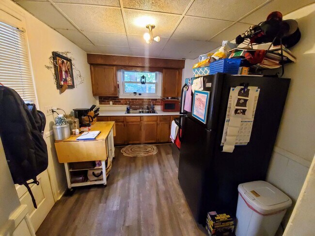 Building Photo - Rare pet-friendly downtown rental with off street parking and fenced yard!