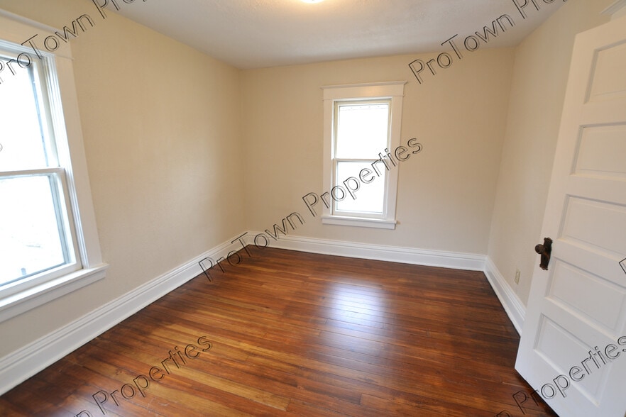 Building Photo - 505 Park Dr