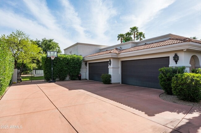 Building Photo - 6649 E Berneil Dr