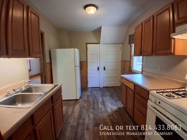 Building Photo - 1302 W 25th St