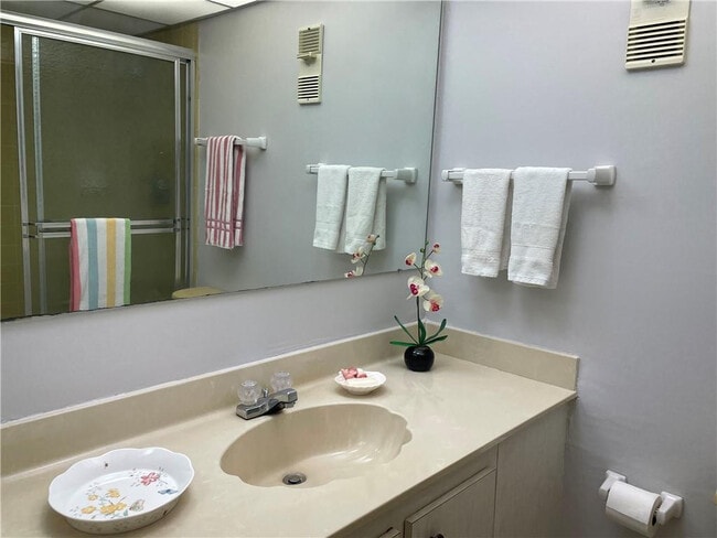 Building Photo - 4629 Poinciana St