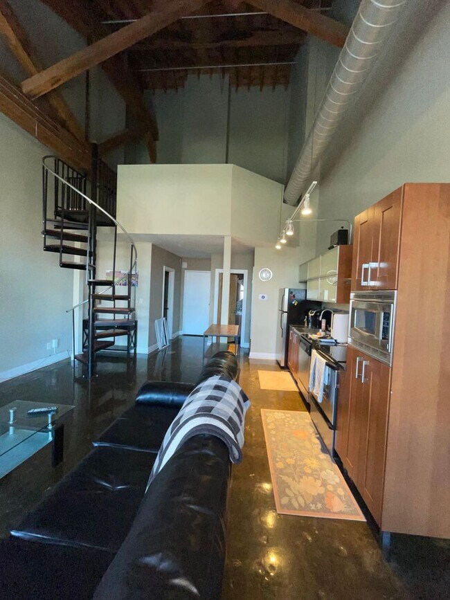 Building Photo - Coming Soon: Stylish Loft in the Heart of ...