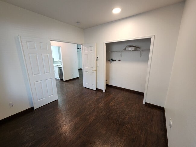 Building Photo - Renovated 3 Bedroom Condo