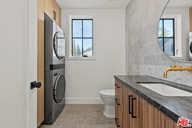 Building Photo - 14535 Killion St