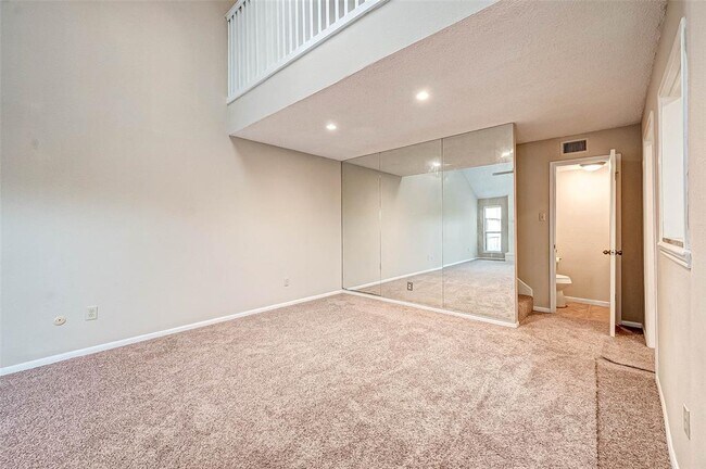 Building Photo - 13922 Hollowgreen Dr