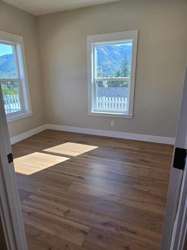 Building Photo - 3 bed 3 bath Brand-New Custom-Built home f...