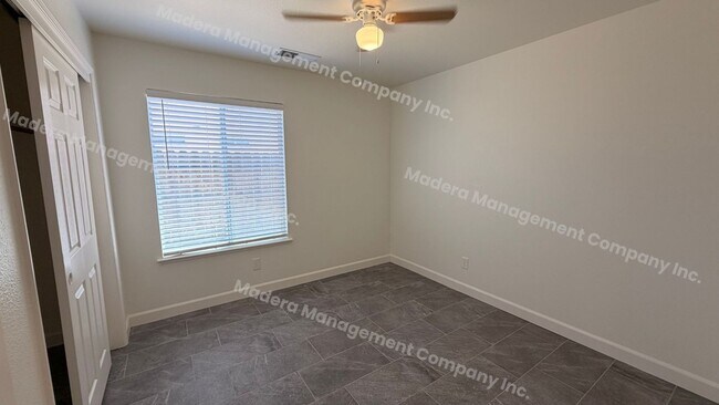 Building Photo - 4 Bed/ 2 Bath Available Now!