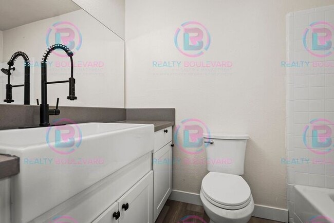 Building Photo - Studio apartment available now in the hear...