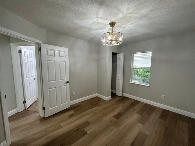 Building Photo - Beautiful 2 bedroom 1 bathroom newly remod...