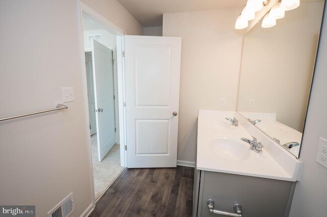 Building Photo - 417 Creekbed Cir