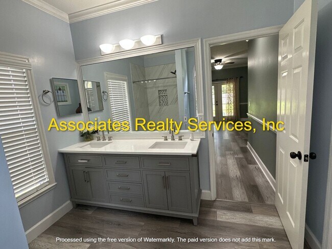 Building Photo - Beautiful Family home in Mentone!