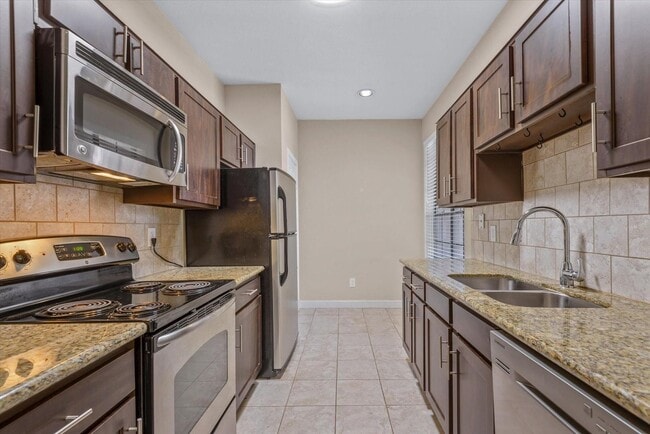 Building Photo - 2255 Braeswood Park Dr