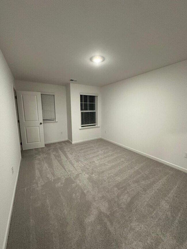 Building Photo - 2482 Van Fleet Cir