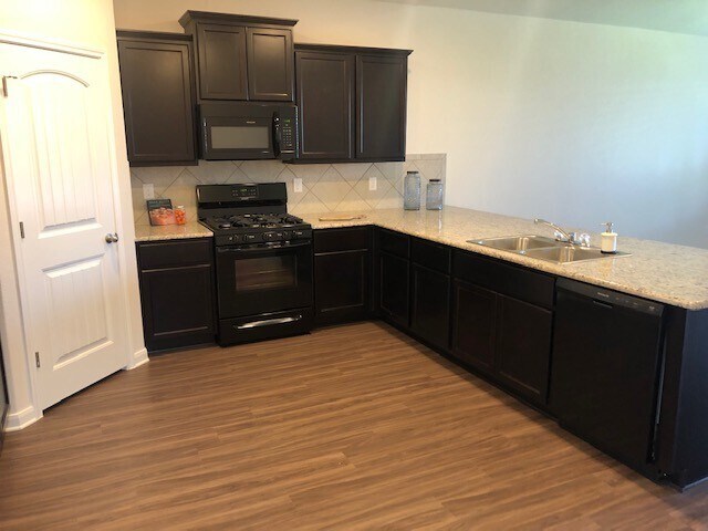 Building Photo - New Braunfels 4 bedroom