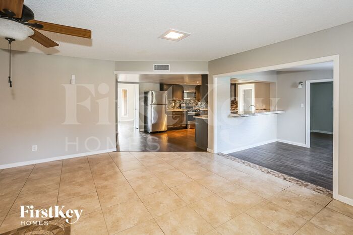 Building Photo - 8427 N 47th Dr