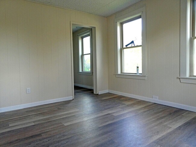 Building Photo - 14 Elm St