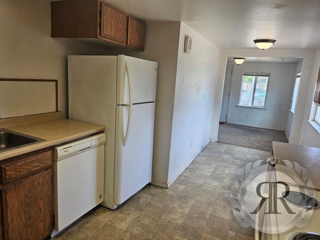 Building Photo - 2 Bedroom 1 Bathroom Home