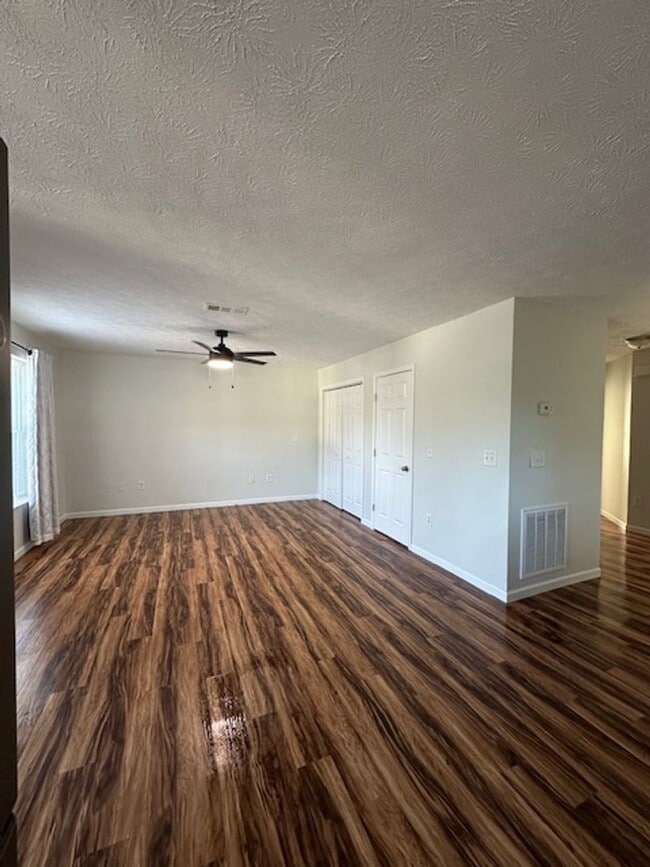 Building Photo - Charming Home in a Great Neighborhood