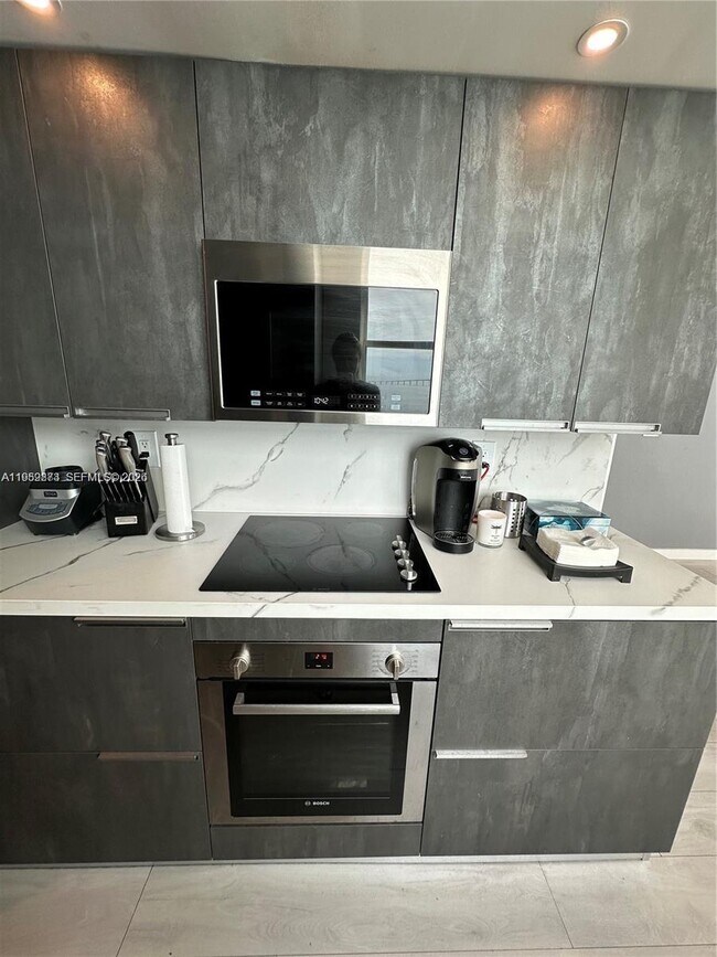 Building Photo - 800 Claughton Island Dr