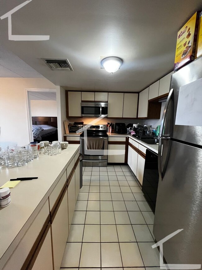 Building Photo - Comfortable Luxury Apartment with Stunning...